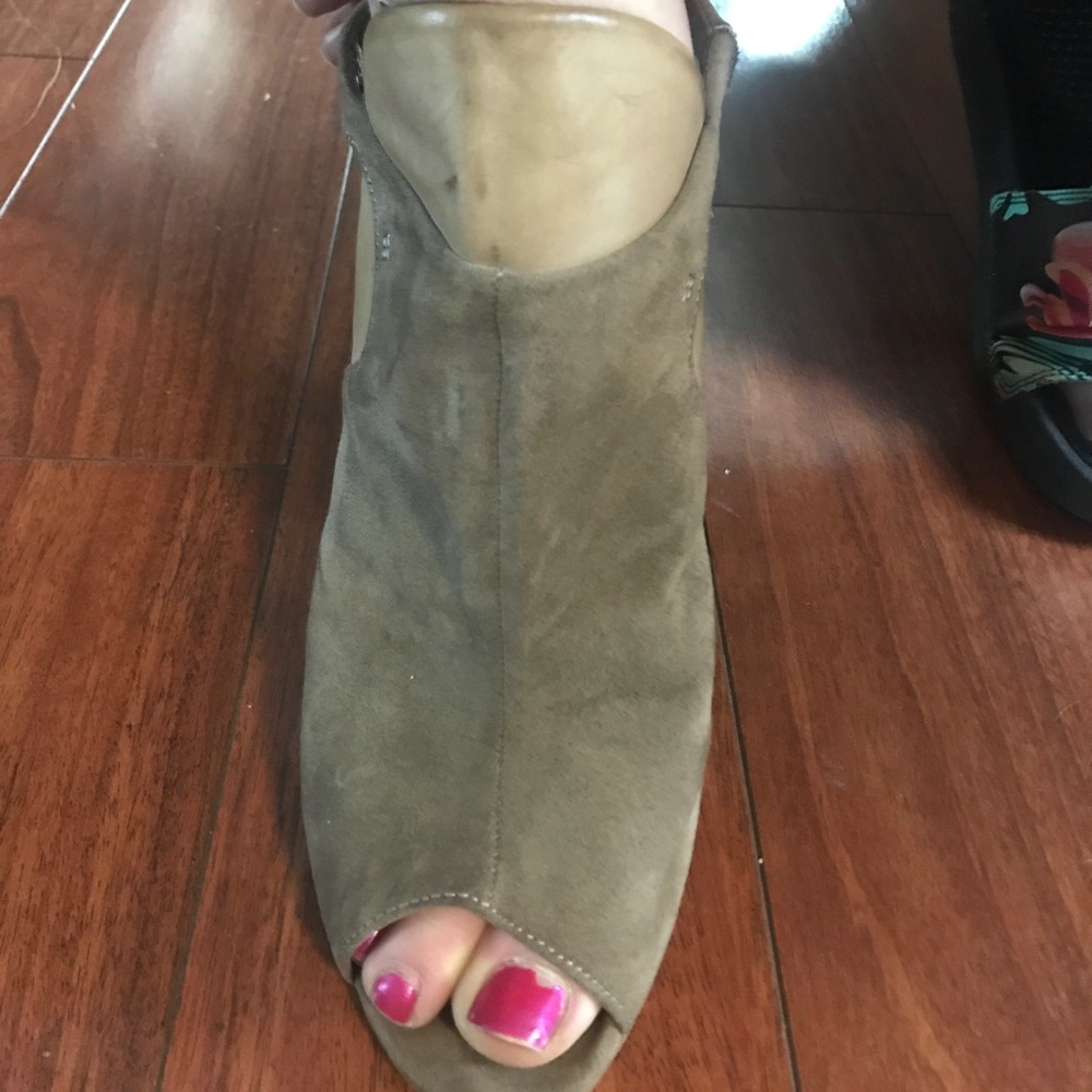 MIA tan sandals